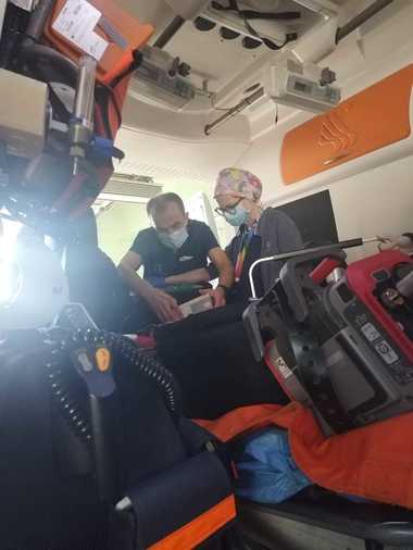 Bebeluş de numai 5 luni, aflat pe „plămân artificial”, transferat cu avionul la Milano, pentru a fi operat. Transportul copilului, o imensă provocare. Adelina Toncean, Asociaţia Blondie: „Trebuie avut grijă să nu iasă tuburile care ţin tot sistemul”

