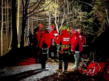 UPDATE - Salvamontiştii caută un turist epuizat şi în stare avansată de hipotermie, care a cerut ajutor/ Salvatorii montani nu l-au găsit în zona Lacului Ţigăneşti, pe care acesta a indicat-o, însă continuă căutările/ Un elicopter survolează zona