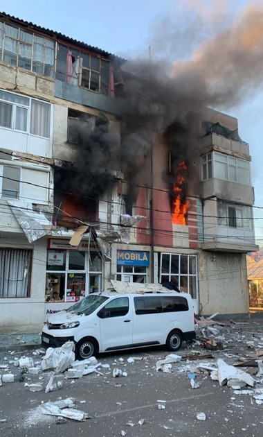 UPDATE - Brăila: Explozie, urmată de incendiu, la un bloc din Însurăţei/ Nu sunt persoane rănite/ Incendiul, stins - FOTO