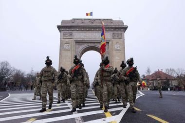 UPDATE - Paradă la Bucureşti, de Ziua Naţională - Aproape 3.000 de militari trec pe sub Arcul de Triumf / Preşedintele Nicuşor Dan, premierul Ilie Bolojan, la ceremonii/ La finalul paradei, preşedintele a discutat şi s-a fotografiat cu militarii - VIDEO