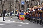 UPDATE - Paradă la Bucureşti, de Ziua Naţională - Aproape 3.000 de militari trec pe sub Arcul de Triumf / Preşedintele Nicuşor Dan, premierul Ilie Bolojan, la ceremonii/ La finalul paradei, preşedintele a discutat şi s-a fotografiat cu militarii - VIDEO