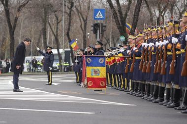 UPDATE - Paradă la Bucureşti, de Ziua Naţională - Aproape 3.000 de militari trec pe sub Arcul de Triumf / Preşedintele Nicuşor Dan, premierul Ilie Bolojan, la ceremonii/ La finalul paradei, preşedintele a discutat şi s-a fotografiat cu militarii - VIDEO