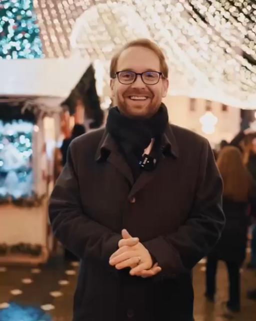 Primarul Timişoarei, Dominic Fritz: Filarmonica Banatul a decis să nu mai cânte, la un concert, două piese bazate pe versurile lui Radu Gyr, poet legionar. Şi bubuie netul marş/televiziunile ruseşti că “primarul neamţ interzice colinde româneşti”