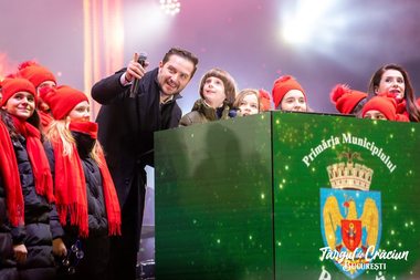 Primarul interimar al Capitalei, Stelian Bujduveanu, a aprins luminiţele la Târgul de Crăciun Bucureşti 2025 din Piaţa Constituţiei / S-a aprins şi iluminatul festiv de sărbători: 7 milioane de becuri tip LED vor străluci în Capitală