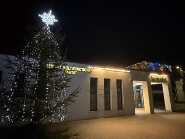 Un brad de Crăciun amplasat într-un cartier din Suceava a fost demontat, după ce fusese ornat, iar luminiţele puse în funcţiune. Motivul este că suportul adus pentru pomul de mari dimensiuni nu era adecvat , bradul riscând să cadă
