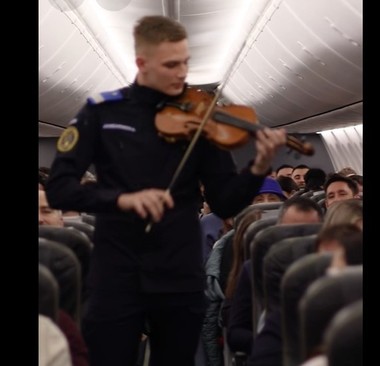 Moment inedit la mii de metri altitudine: Un jandarm a interpretat la vioară imnul României într-un avion TAROM - VIDEO, FOTO
