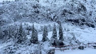 Turiştii aflaţi la munte, în Braşov, sfătuiţi să nu urce la altitudini mari din cauza riscului de avalanşă - VIDEO
