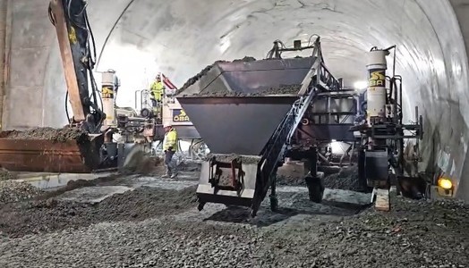 Cristian Pistol, directorul CNAIR, prezintă imagini live de pe Autostrada Sibiu-Piteşti (A1), secţiunea 4 (Tigveni -Curtea de Argeş): În scurt timp va începe turnarea betonului rutier şi pe calea de rulare a celei de-a doua galerii