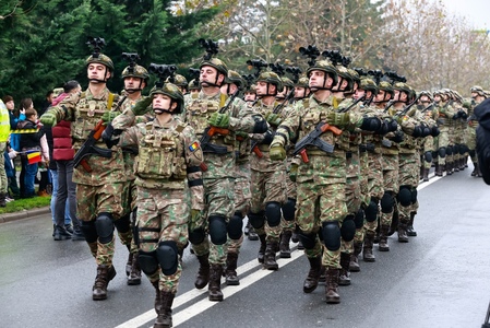 Ziua Naţională  - Paradă militară şi ceremonii religioase la Buzău. Candidaţii la şefia CJ, prezenţi în mulţime - FOTO
