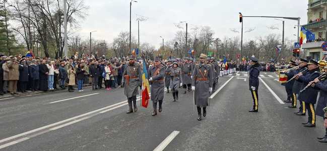 Ziua Naţională - Scurtă defilare la Timişoara, la care a fost prezentat şi un drapel al României, vechi de peste 100 de ani - FOTO
