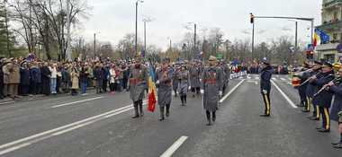 Ziua Naţională - Scurtă defilare la Timişoara, la care a fost prezentat şi un drapel al României, vechi de peste 100 de ani - FOTO
