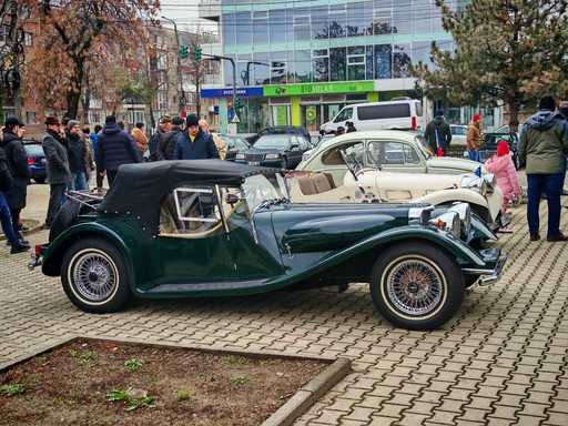 Parada automobilelor de epocă, de Ziua Naţională, la Arad/ Cele mai vechi modele de maşini participante sunt din perioada interbelică - FOTO