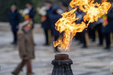 Retragere cu torţe a militarilor, la finalul ceremoniilor organizate de Ziua Naţională – VIDEO