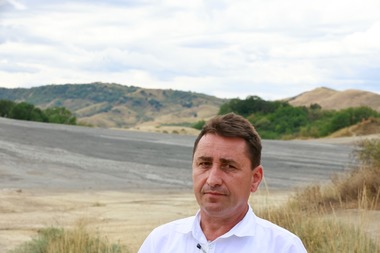 Buzău - Primarul comunei Şcorţoasa, Vasile Săcuiu despre nămolul de la Vulcanii Noroiosi: „Studiile nu confirmă încă proprietăţi terapeutice. Noi vrem să obţinem statutul de staţiune, dar totul se rezumă la finanţare”
