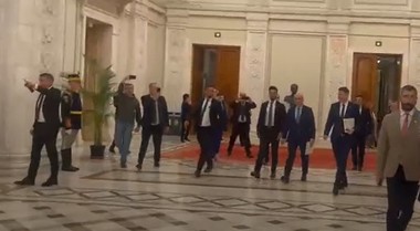 Premierul Ilie Bolojan, primit cu huiduieli de către angajaţii din Parlament, la sosirea în plen:  ”Demisia!”, ”Bolojan, nu uita, România nu-i a ta!”