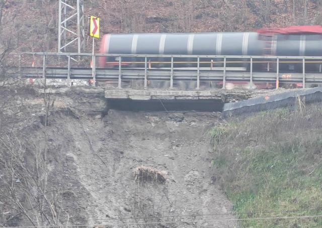 Restricţie parţială de circulaţie pe DN 1, între Ploieşti şi Braşov, unde o alunecare de teren s-a produs în apropierea şoselei, lângă Comarnic