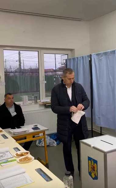 ALEGERI LOCALE PARŢIALE - Silviu Iordache, candidat independent la şefia CJ Buzău: Am votat plin de speranţă, am votat pentru schimbare, pentru că de prea mulţi ani avem politicieni, preşedinţi de CJ care se gândesc mai mult la propriul buzunar - FOTO