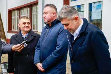 ALEGERI LOCALE PARŢIALE - Liderul PSD Buzău, după ce a votat pentru preşedintele CJ: Am votat pentru întoarcerea acasă a celui care a ajutat Buzăul în ultimii 10 ani de zile - FOTO