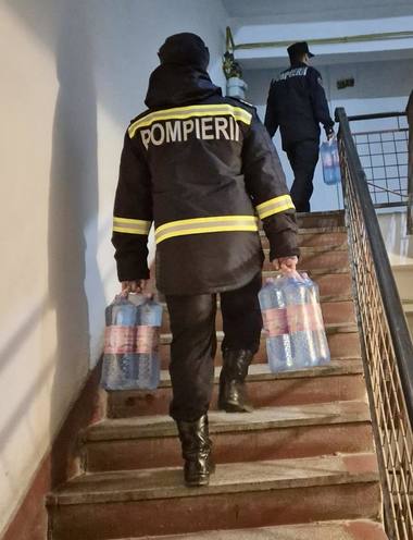 Peste 230.000 de litri de apă potabilă şi menajeră, distribuiţi duminică în judeţele Prahova şi Dâmboviţa