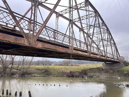 Braşov: Pod rutier vechi de peste un secol, în pericol iminent de prăbuşire/ Autorităţile judeţene iau în calcul construirea unui pod nou în zona Hărman – Podu Oltului, dar între timp va fi realizat un pod provizoriu de pontoane