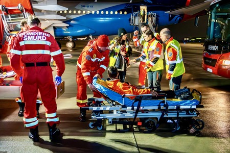 Opt pacienţi palestinieni din Fâşia Gaza, care nu aveau acces la tratament medical adecvat, aduşi la Bucureşti cu un avion militar, alături de 29 de rude/ Ulterior, 6 pacienţi au fost transportaţi în Norvegia şi Belgia, ceilalţi fiind trataţi în România
