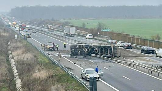 UPDATE - Trafic rutier blocat pe autostrada A3, pe sensul spre Ploieşti, din cauza unui TIR încărcat cu piatră, care s-a răsturnat/ Şoferul, transportat la spital/ Rută ocolitoare/ Traficul a fost reluat