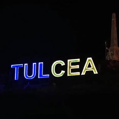 Primăria Tulcea anunţă realizarea unei expertize tehnice a blocului unde podeaua unui apartament s-a înclinat / Cauza probabilă a acestei situaţii, acumulări de apă în apropierea blocului

