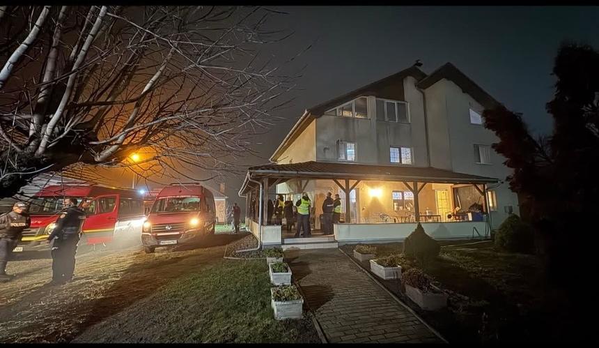 Percheziţii ale poliţiştilor în cazul azilului din Timiş de unde bătrânii au fost relocaţi şi ţinuţi în condiţii mizerabile / Acuzaţii de lipsire de libertate, exercitarea fără drept a unei profesii sau activităţi, ucidere din culpă şi purtare abuzivă

