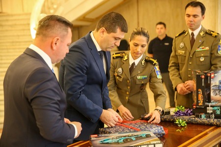 Aproximativ 150 de copii ai militarilor morţi sau răniţi în misiuni au primit cadouri de Crăciun / Darurile, împachetate cu o zi în urmă de ministrul interimar al Apărării, Radu Miruţă, de generalul Gheorghiţă Vlad şi de alţi oficiali ai MApN - FOTO