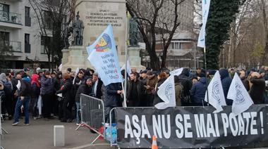Zeci de sindicalişti protestează la Cotroceni cerând preşedintelui Nicuşor Dan să medieze conflictul dintre sindicalişti şi Guvern/ Revendicările sindicaliştilor FOTO