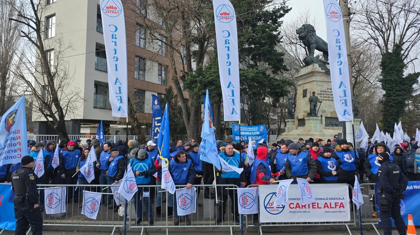 Zeci de sindicalişti protestează la Cotroceni cerând preşedintelui Nicuşor Dan să medieze conflictul cu Guvernul/ Revendicările sindicaliştilor FOTO