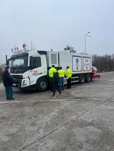Garda Naţională de Mediu a testat scanerul mobil cu raze X, în apropierea PTF Giurgiu / Au fost verificate vehicule de transport de mare tonaj şi autovehicule utilitare / A fost determinat şi nivelul de radiaţii, cu sprijinul DSP - FOTO