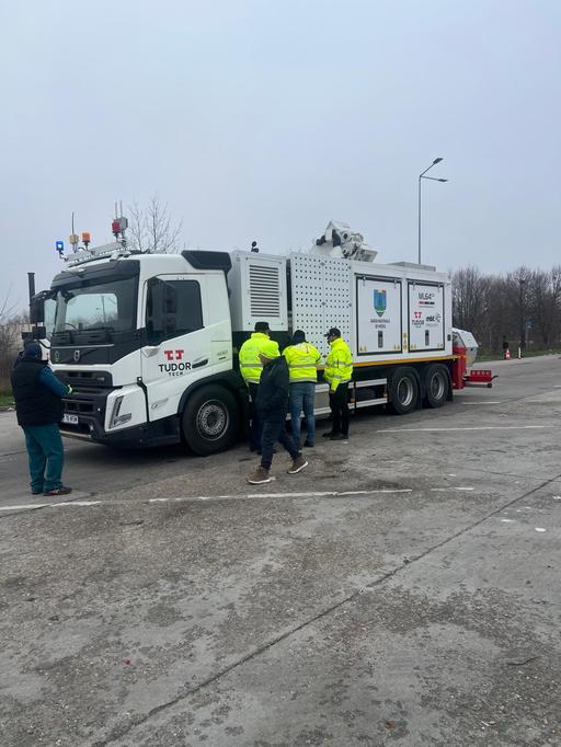 Garda Naţională de Mediu a testat scanerul mobil cu raze X, în apropierea PTF Giurgiu / Au fost verificate vehicule de transport de mare tonaj şi autovehicule utilitare / A fost determinat şi nivelul de radiaţii, cu sprijinul DSP - FOTO
