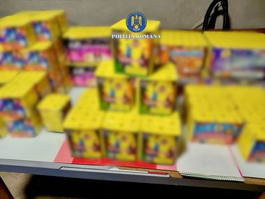 Peste două tone de articole pirotehnice, confiscate de poliţişti în urma unor percheziţii la un bărbat de 52 de ani din Târgovişte - FOTO