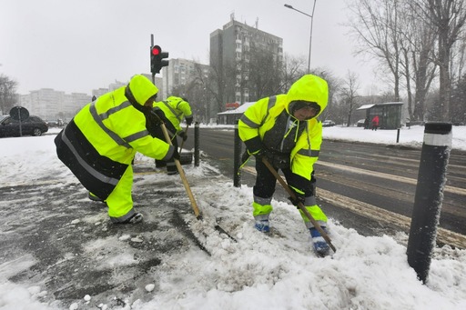 Primăria Capitalei anunţă că Bucureştiul este pregătit pentru primele ninsori: 512 utilaje şi aproape 2.500 de oameni, din toate sectoarele, vor asigura deszăpezirea în această iarnă