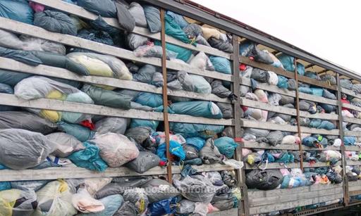 Aproximativ 17 tone de deşeuri din Germania, oprite la intrarea în ţară, de la Nădlac/ Şoferul automarfarului nu a putut prezenta documentele necesare importului - FOTO