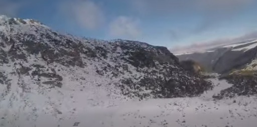 Turişti echipaţi necorespunzător şi aflaţi pe un traseu nemarcat din Parângul Mare, salvaţi cu ajutorul unui elicopter SMURD/ O persoană accidentată şi alta epuizată şi hipotermică - VIDEO