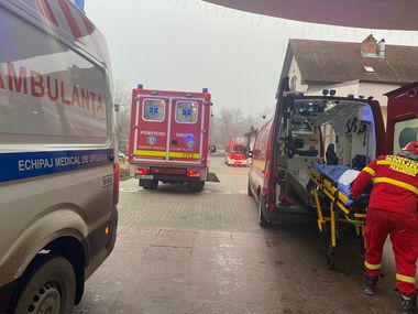 UPDATE - Tavanul de la piscina interioară a unui hotel din municipiul Sibiu s-a prăbuşit/ A fost declanşat Planul Roşu de Intervenţie/ Opt persoane, între care trei copii, scoase din piscină de salvatori - FOTO