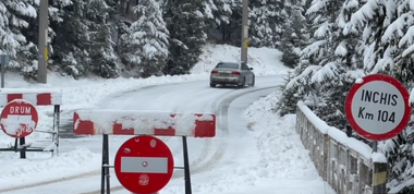 Argeş: Verificări ale Poliţiei, după ce mai mulţi şoferi au intrat cu maşinile pe Transfăgărăşan, pe un sector de drum închis - VIDEO
