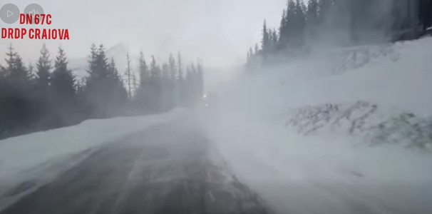 Direcţia Regională de Drumuri şi Poduri Craiova: Vizibilitate scăzută şi suluri de zăpadă pe DN 67C, între Novaci si Rânca, din cauza viscolului - FOTO, VIDEO