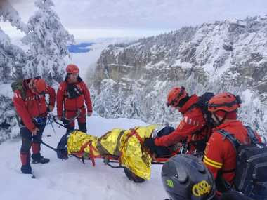 Un turist în vârstă de 55 de ani a murit în urma unui stop-cardiorespirator, pe un traseu din Piatra Craiului/ Doi tineri au fost răniţi grav după ce s-au răsturnat cu ATV-ul în Parâng/ Alte intervenţii ale salvamontiştiştilor VIDEO FOTO