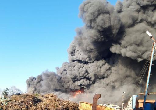 Incendiu în Capitală. Comisarii Gărzii de Mediu anunţă că datele de până acum nu indică depăşiri semnificative ale valorilor de particule în suspensie/ Norul de fum se deplasează către est-sud-est/ Avertismentul autorităţilor