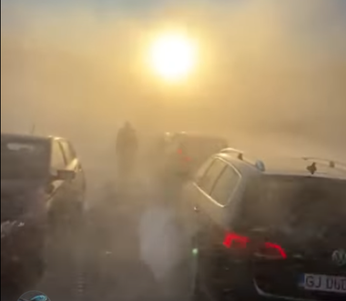 Drumarii avertizează turiştii de la Rânca, din judeţul Gorj, că din cauza viscolului extrem de puternic este posibil ca drumul spre Novaci să se închidă, iar circulaţia să fie reluată abia luni după-amiază VIDEO