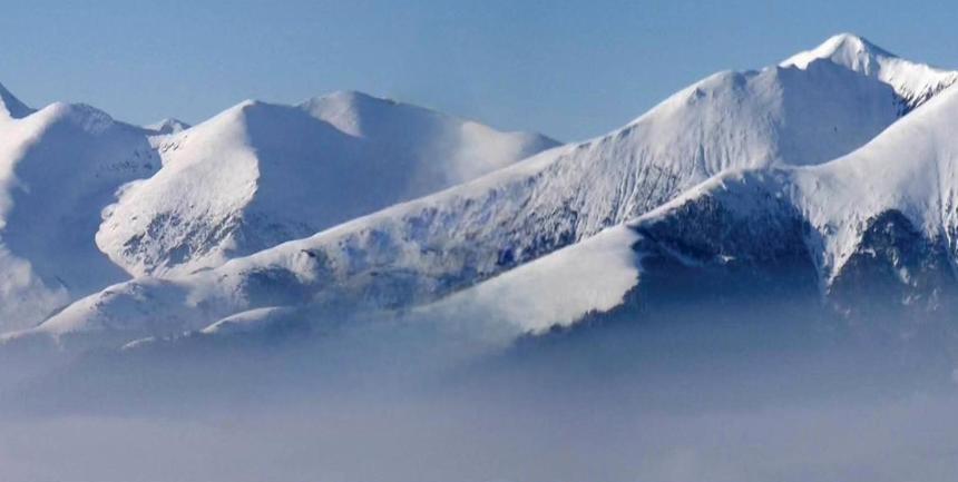 Patru turişti din Republica Moldova au rămas blocaţi în Refugiul Călţun, din Făgăraş/ Din cauza viscolului, salvamontiştii nu au putut interveni duminică seară, urmând să plece către ei luni dimineaţă/ Turiştii nu au probleme medicale - VIDEO