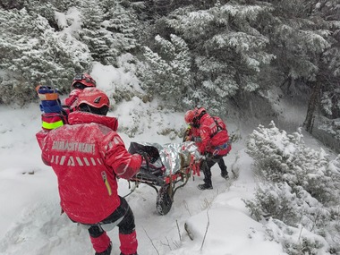 Zeci de turişti ajutaţi de salvamontiştii din toată ţara în ultimele 24 de ore/ Şase dintre aceştia au fost transportaţi la spital/ Cele mai multe apeluri au fost primite de Salvamont Lupeni