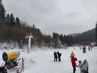 Au fost deschise primele două pârtii la Poiana Braşov. Administratorii domeniului schiabil anunţă că lucrează pentru amenajarea celorlalte pârtii