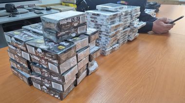 Materiale pirotehnice interzise, scoase la vânzare în piaţa centrală din Drăgăşani, Vâlcea. Marfa era păstrată într-un tomberon, pe tarabă erau scoase la vânzare obiecte de Crăciun, iar clienţii erau racolaţi discret - VIDEO