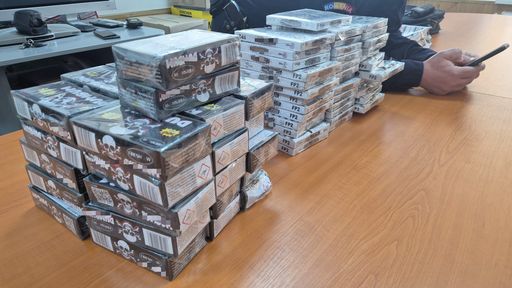 Materiale pirotehnice interzise, scoase la vânzare în piaţa centrală din Drăgăşani, Vâlcea. Marfa era păstrată într-un tomberon, pe tarabă erau scoase la vânzare obiecte de Crăciun, iar clienţii erau racolaţi discret - VIDEO