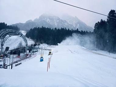 Revelion la munte, între cererea mică şi oferta multă şi, uneori, prea scumpă. Câştigătorii sunt marile hoteluri, care fac petreceri cu oameni mulţi şi artişti renumiţi. Micile unităţi de cazare, în căutarea clienţilor şi în ultima zi din an