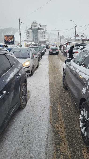 Gorj: Restricţii pe drumul din zona turistic-montană Rânca, din cauza aglomeraţiei. Pot urca doar turiştii care au cazări în zonă